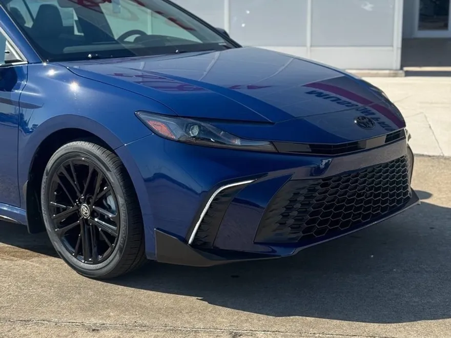 2025 Toyota Camry SE photo 1