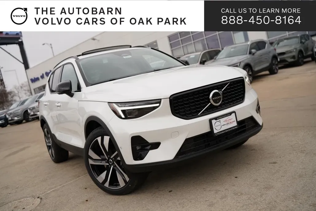 2025 Volvo XC40 photo 1