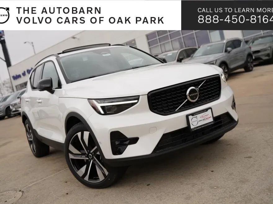 2025 Volvo XC40 photo 1