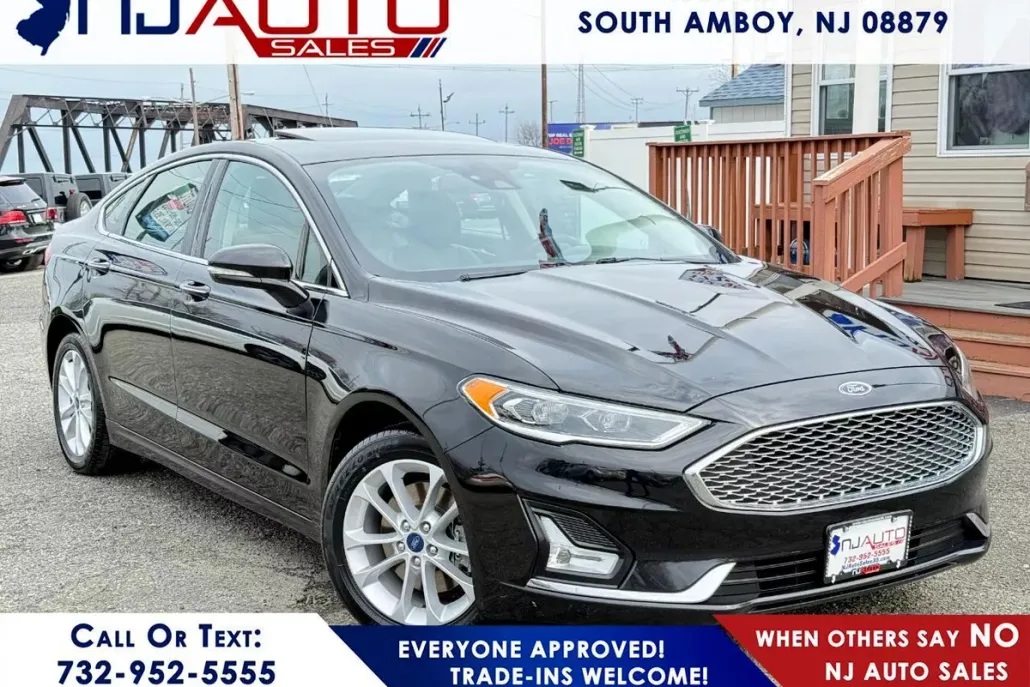 2019 Ford Fusion Energi Titanium photo 1