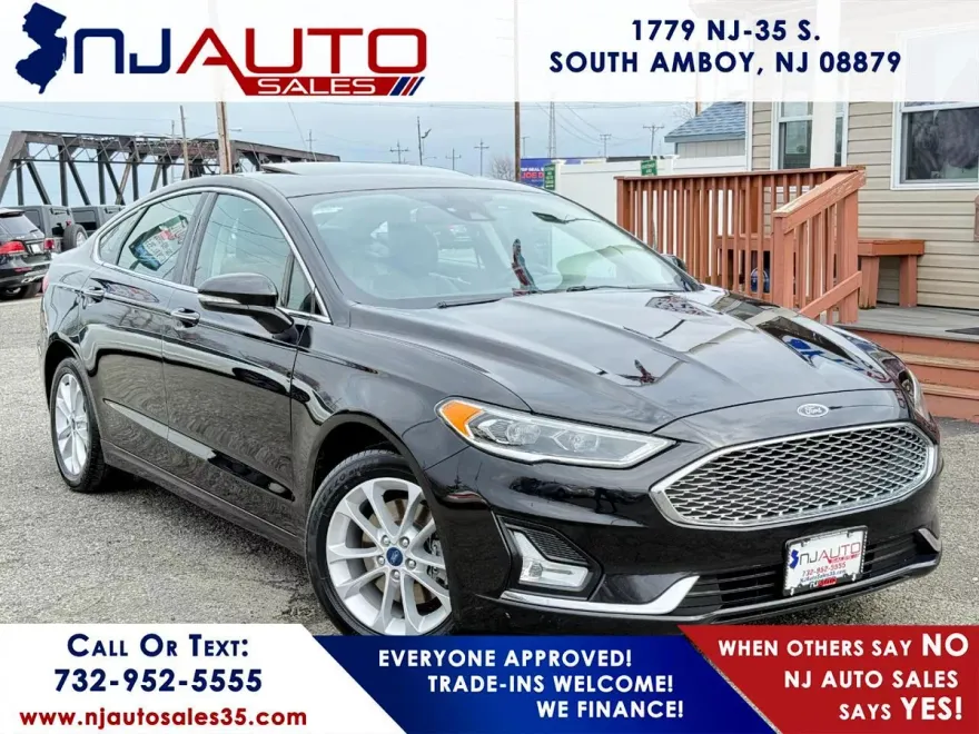 2019 Ford Fusion Energi Titanium photo 1