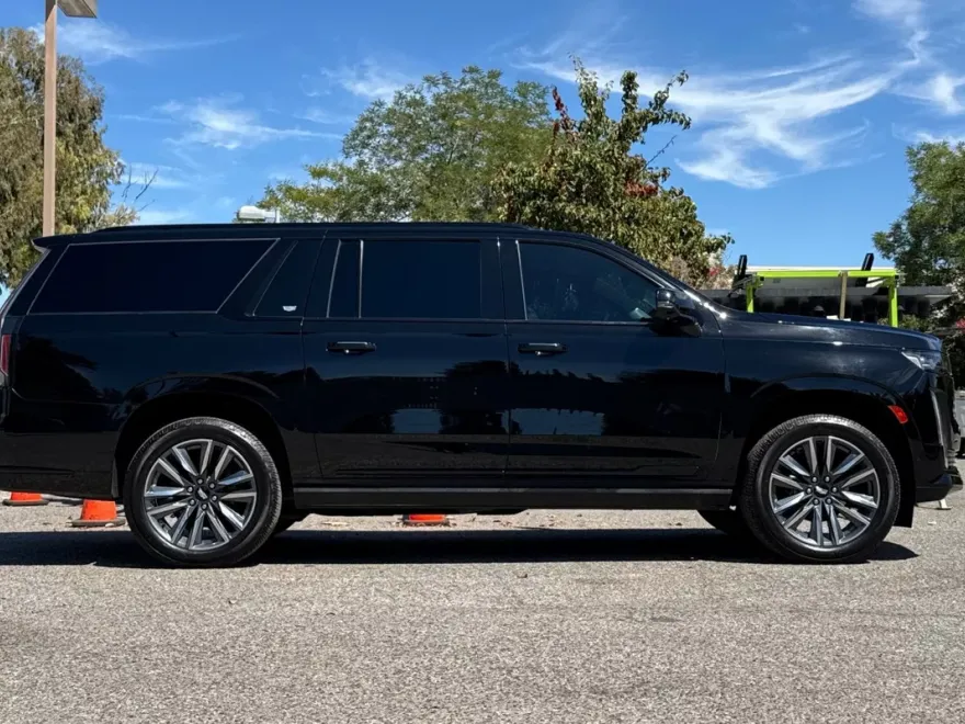 2023 Cadillac Escalade ESV Sport Platinum photo 1