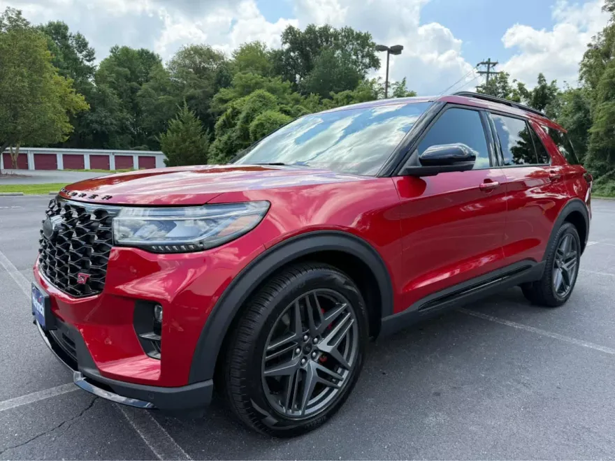 2025 Ford Explorer ST photo 1