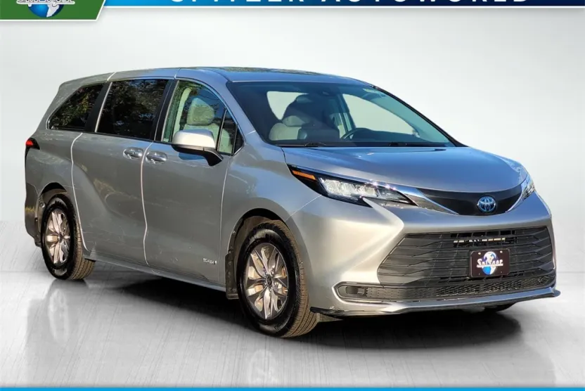 2021 Toyota Sienna LE photo 1