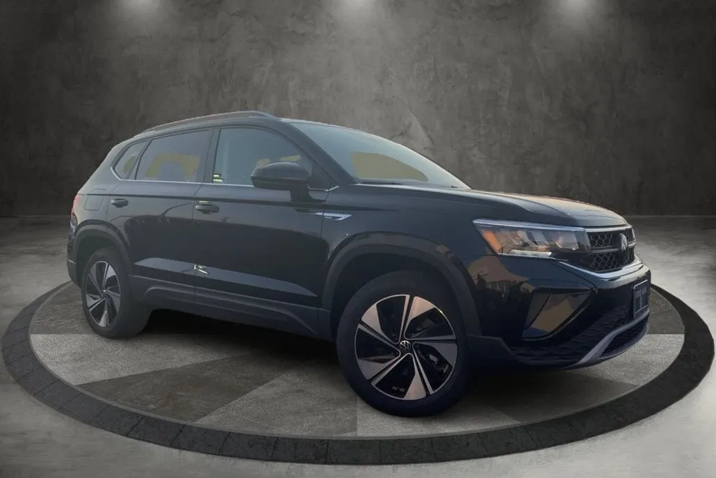 2024 Volkswagen Taos SE photo 1