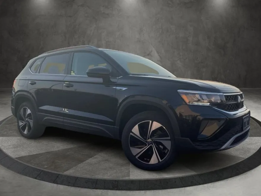2024 Volkswagen Taos SE photo 1