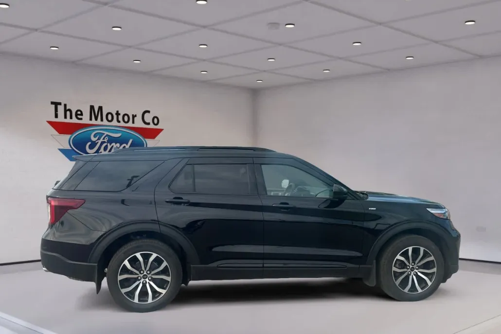 2023 Ford Explorer ST-Line photo 1
