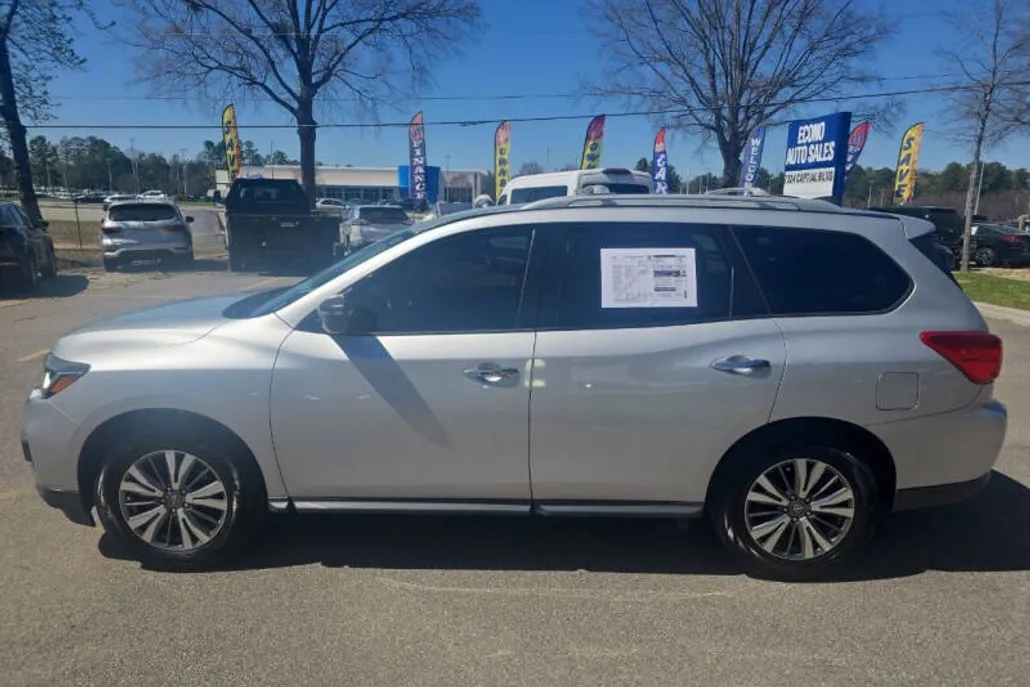 2018 Nissan Pathfinder SV photo 1