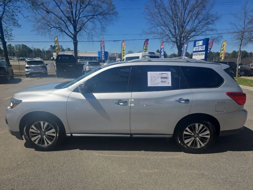 2018 Nissan Pathfinder SV photo 1
