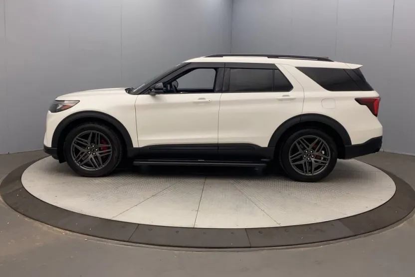 2025 Ford Explorer ST photo 1