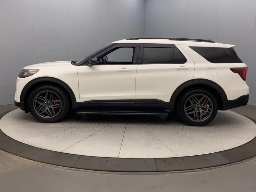 2025 Ford Explorer ST photo 1