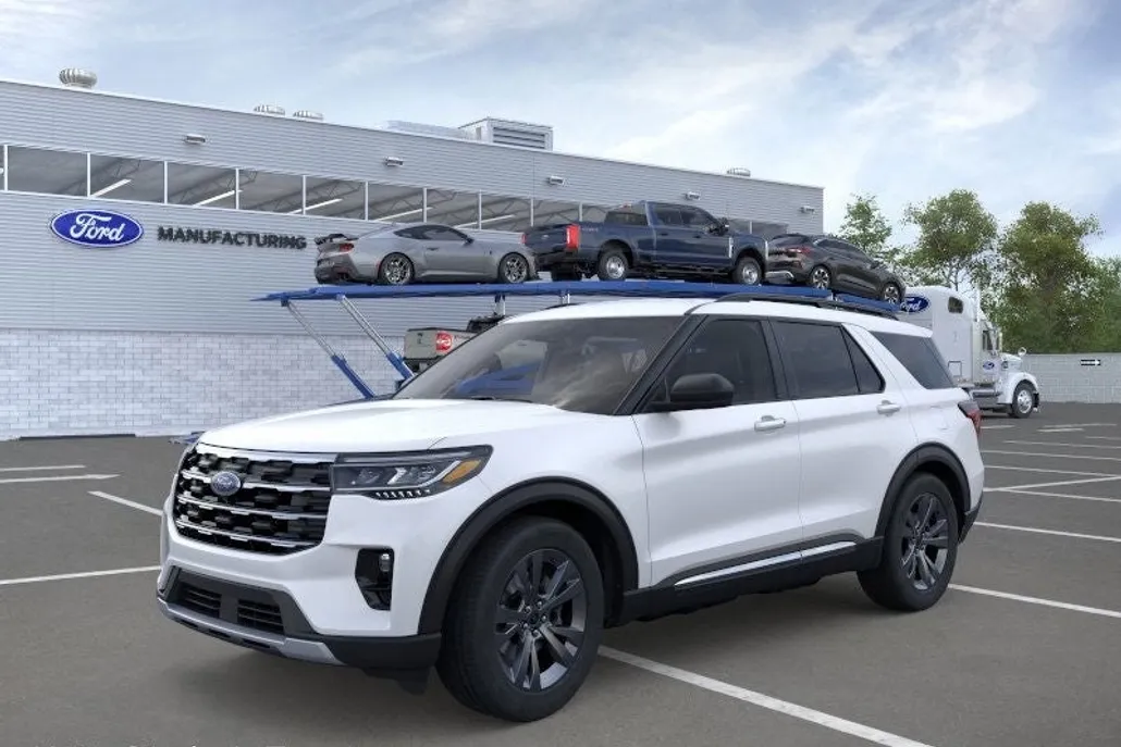 2025 Ford Explorer photo 1