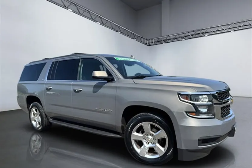 2017 Chevrolet Suburban LT photo 1