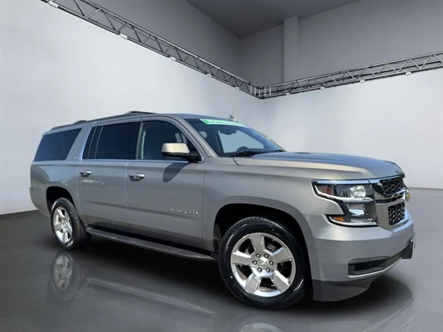 2017 Chevrolet Suburban LT photo 1