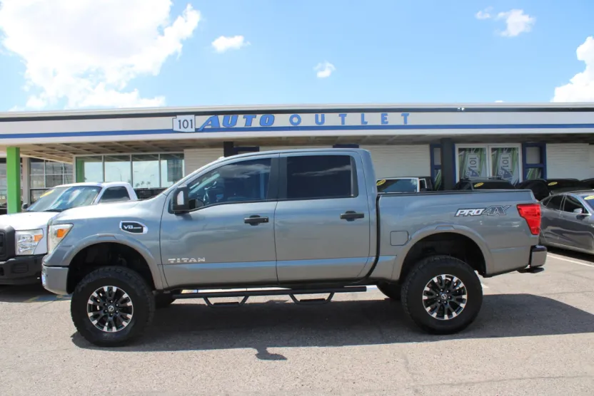 2017 Nissan Titan photo 1