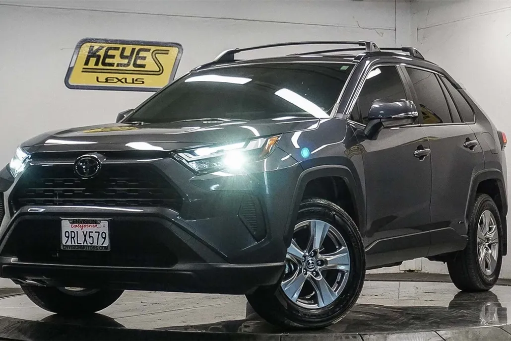 2025 Toyota RAV4 Hybrid XLE photo 1