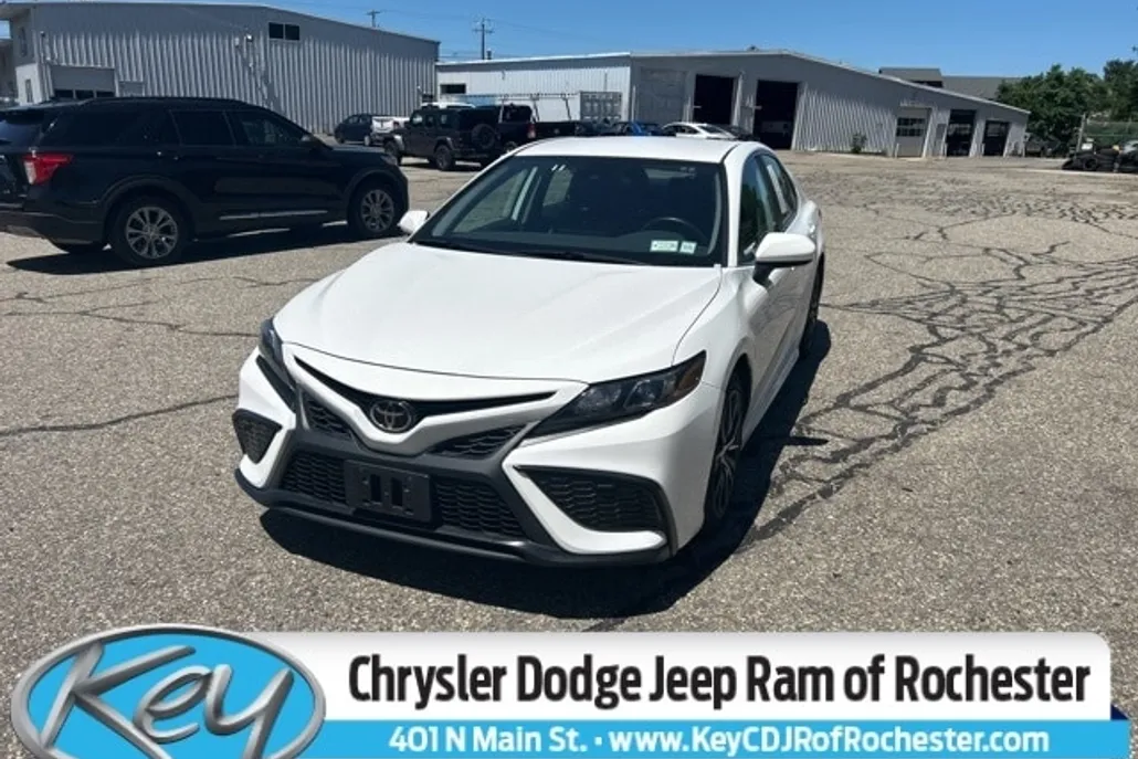 2024 Toyota Camry SE photo 1