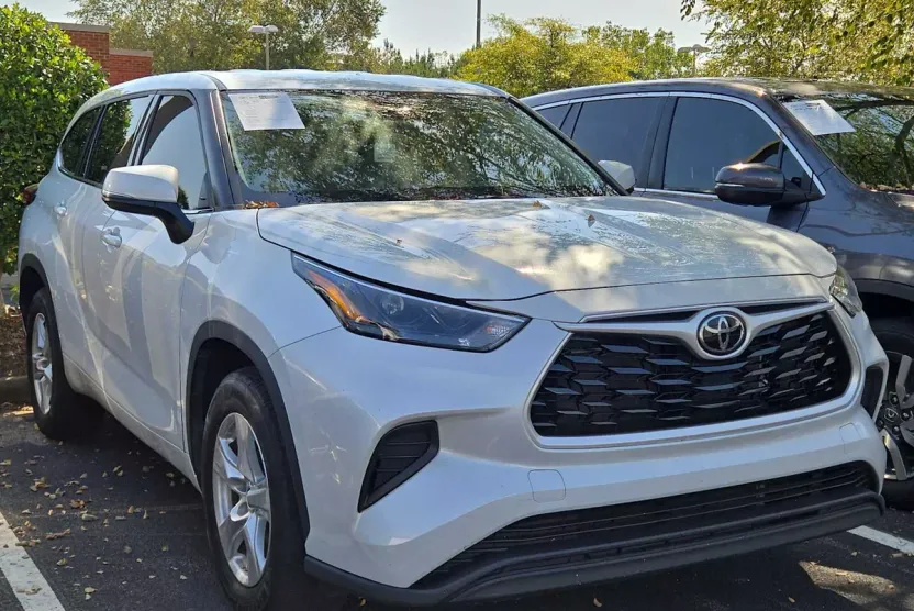 2022 Toyota Highlander L photo 1
