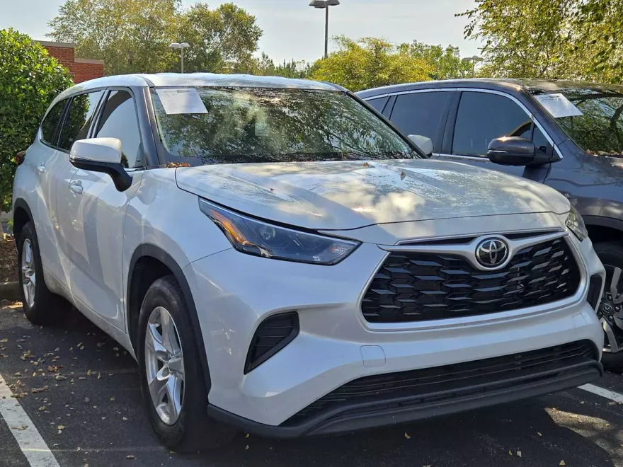 2022 Toyota Highlander L photo 1
