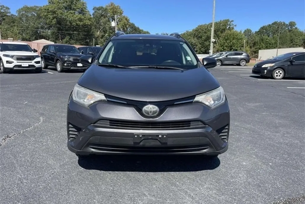2018 Toyota RAV4 LE photo 1