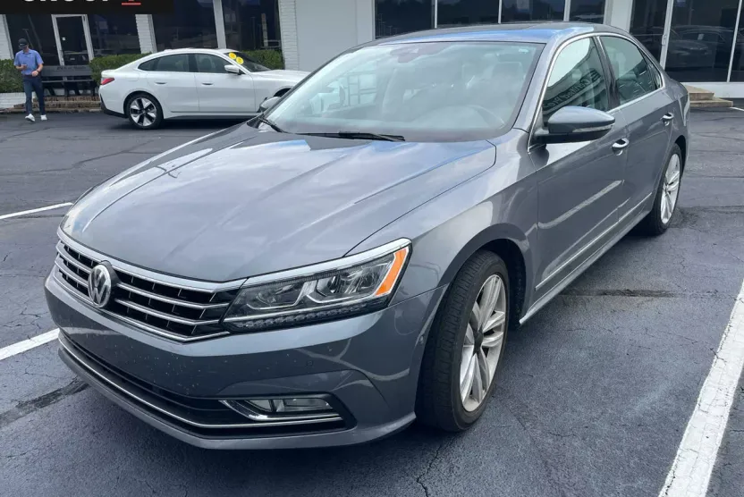 2017 Volkswagen Passat SEL Premium photo 1