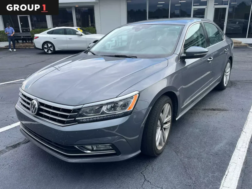 2017 Volkswagen Passat SEL Premium photo 1