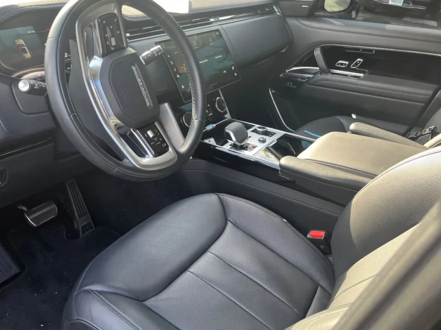 2023 Land Rover Range Rover SE photo 1