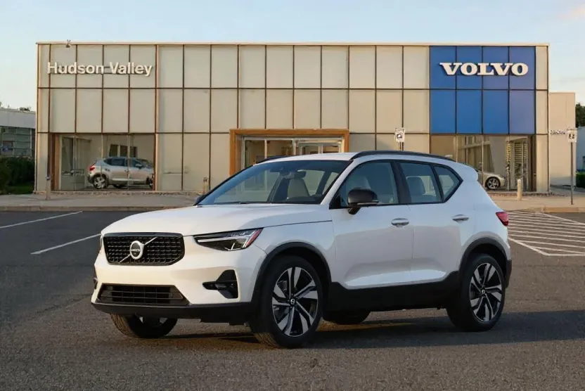 2025 Volvo XC40 Plus photo 1