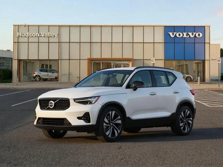 2025 Volvo XC40 Plus photo 1