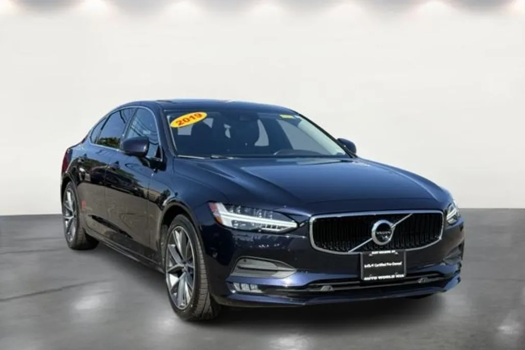 2019 Volvo S90 T6 Momentum photo 1