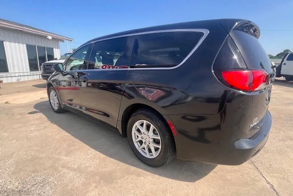2022 Chrysler Voyager LX photo 1
