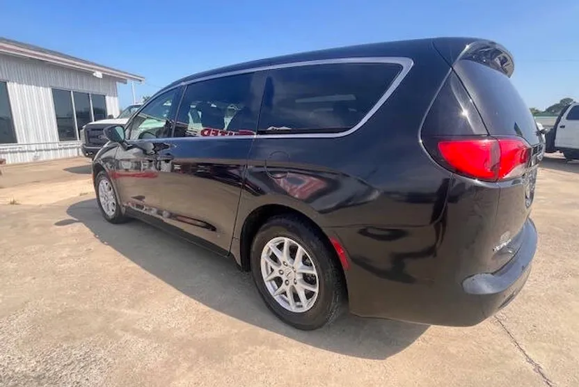 2022 Chrysler Voyager LX photo 1
