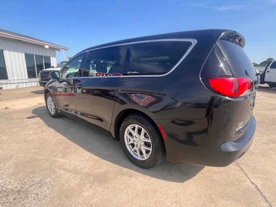 2022 Chrysler Voyager LX photo 1