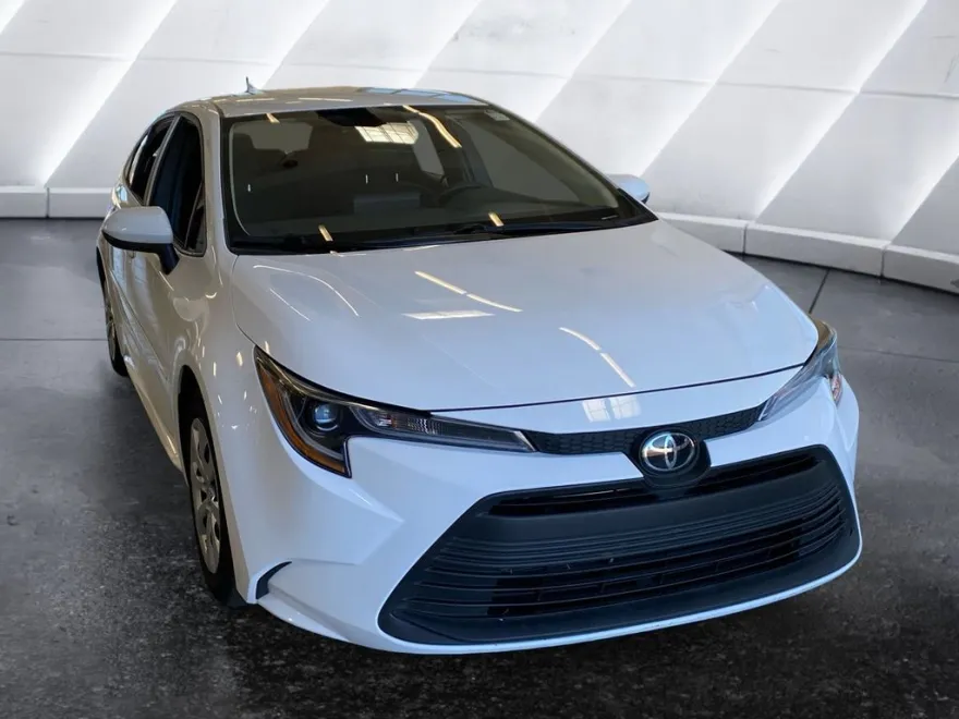 2023 Toyota Corolla LE photo 1