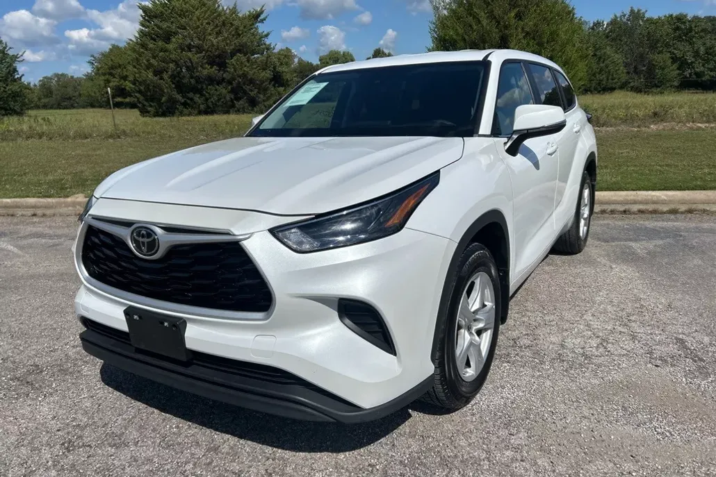 2023 Toyota Highlander L photo 1