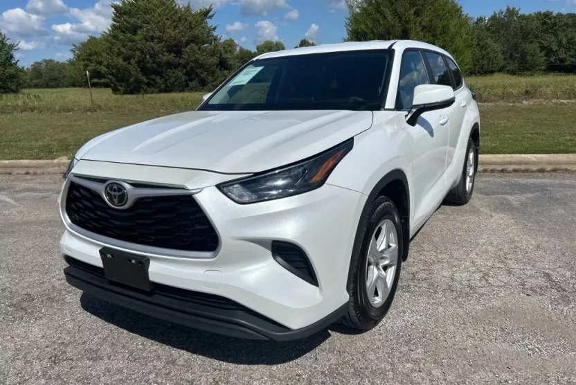 2023 Toyota Highlander L photo 1