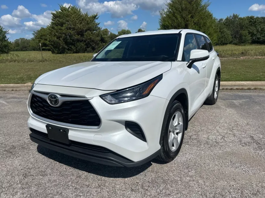 2023 Toyota Highlander L photo 1