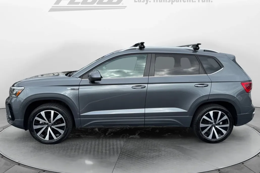 2023 Volkswagen Taos SE photo 1