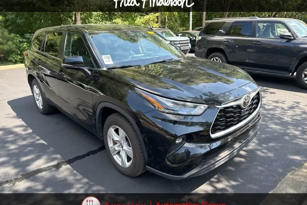 2023 Toyota Highlander LE photo 1
