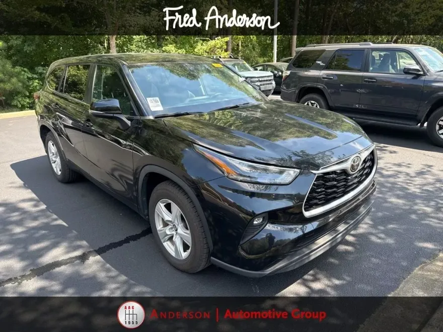 2023 Toyota Highlander LE photo 1