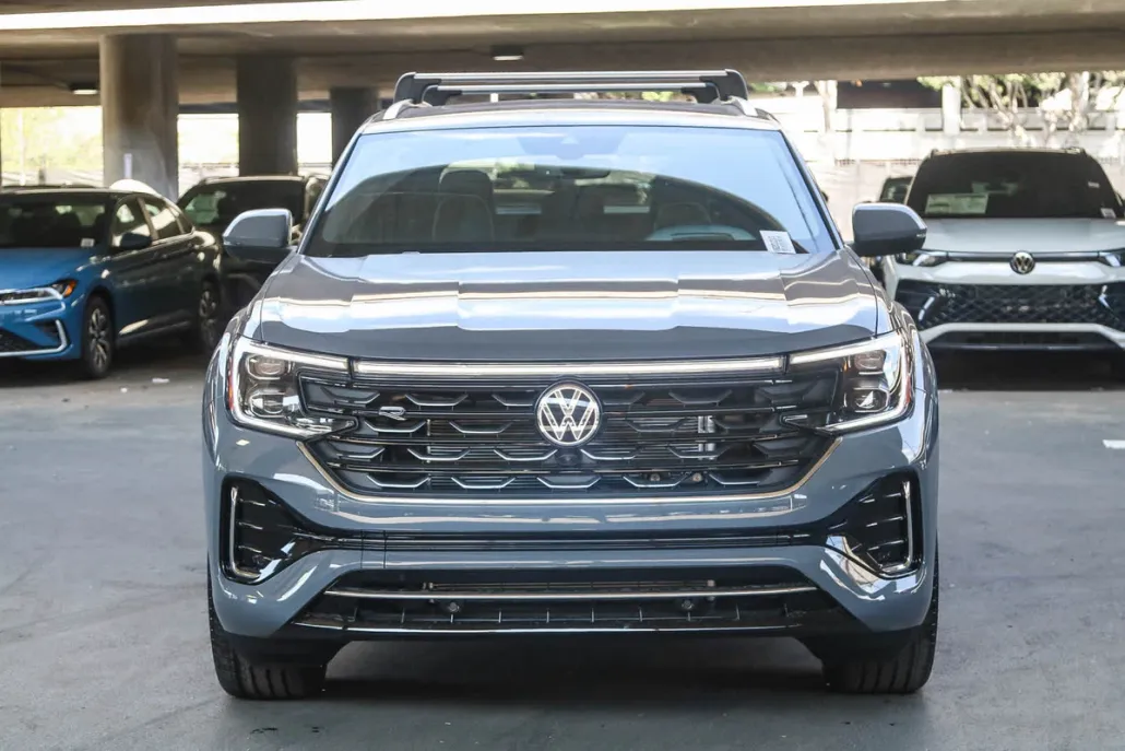 2026 Volkswagen Atlas Cross Sport SEL Premium R-Line photo 1