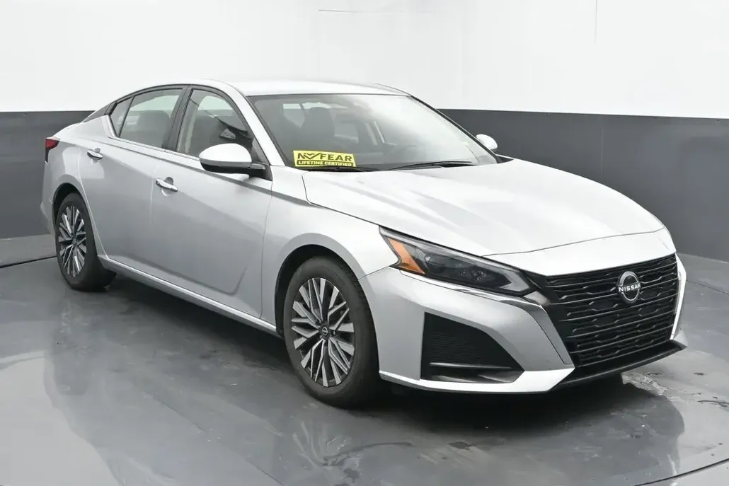 2023 Nissan Altima 2.5 SV photo 1
