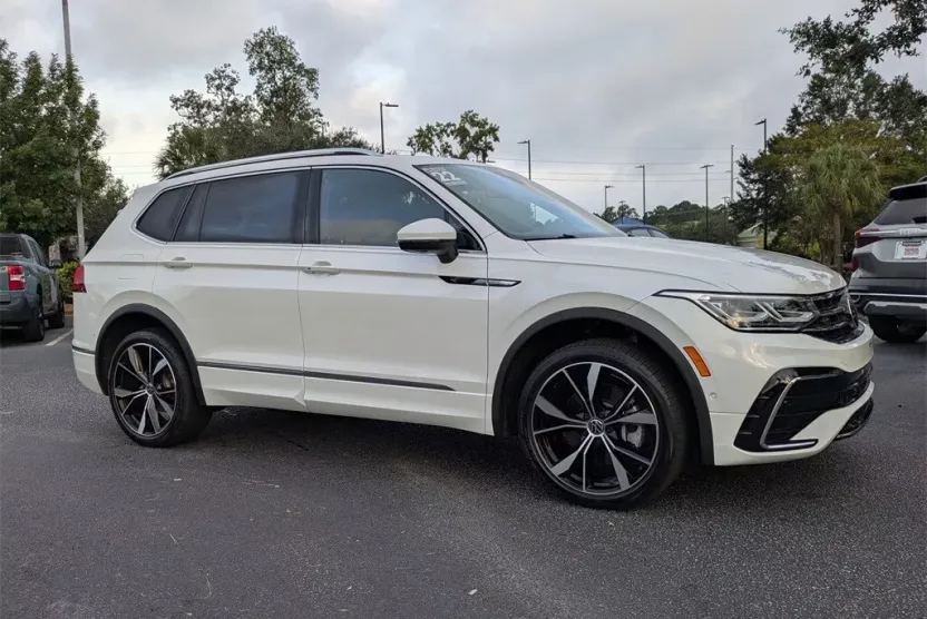 2022 Volkswagen Tiguan SEL Premium R-Line photo 1