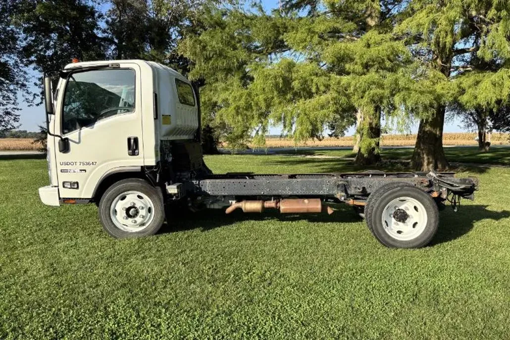 2019 Isuzu NPR photo 1