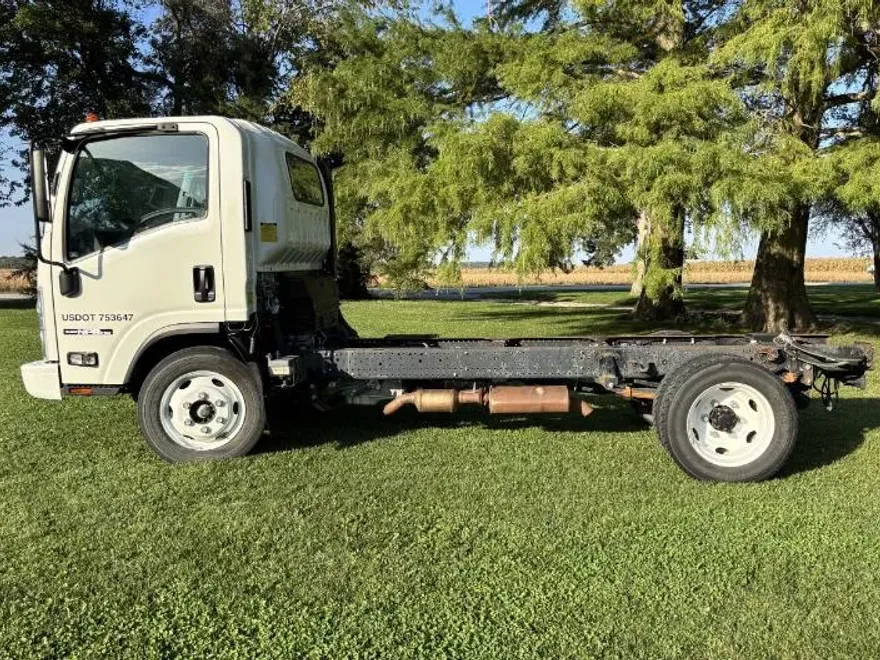 2019 Isuzu NPR photo 1