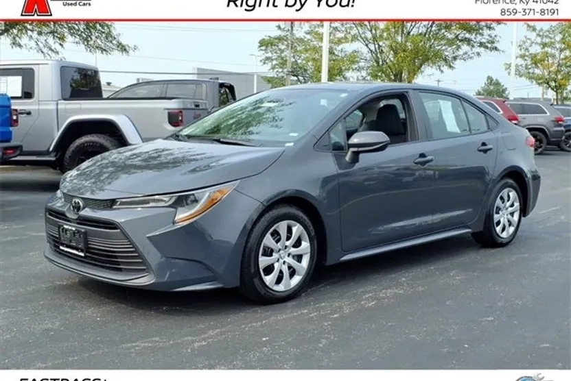 2023 Toyota Corolla LE photo 1