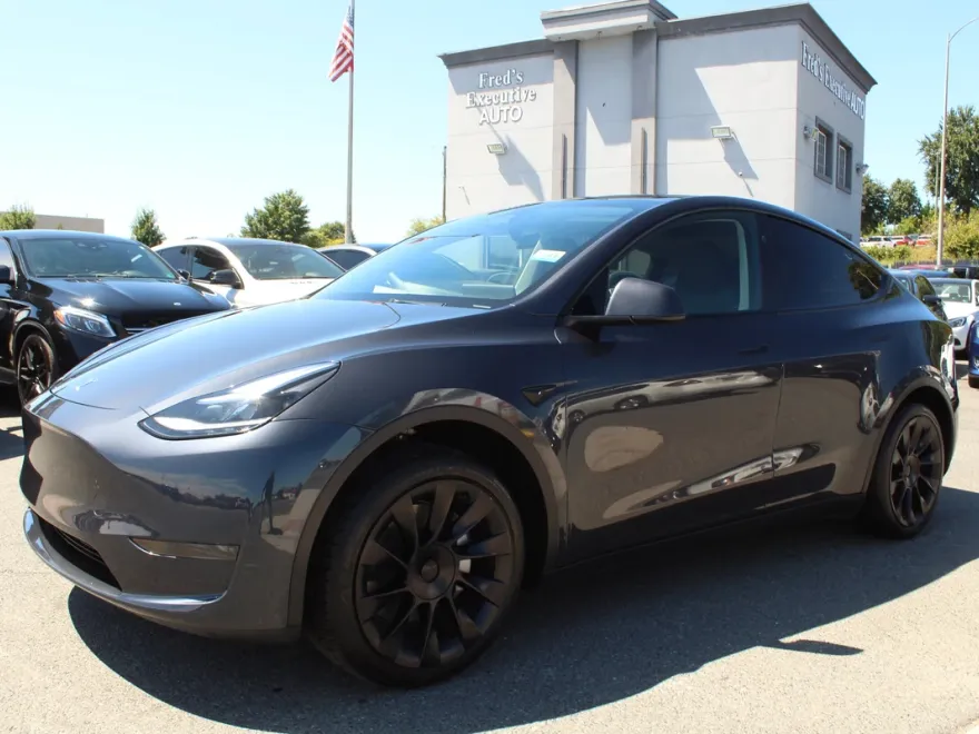 2024 Tesla Model Y Long Range photo 1