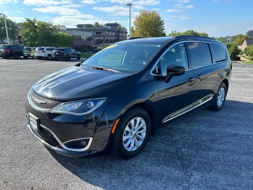 2017 Chrysler Pacifica Touring L photo 1