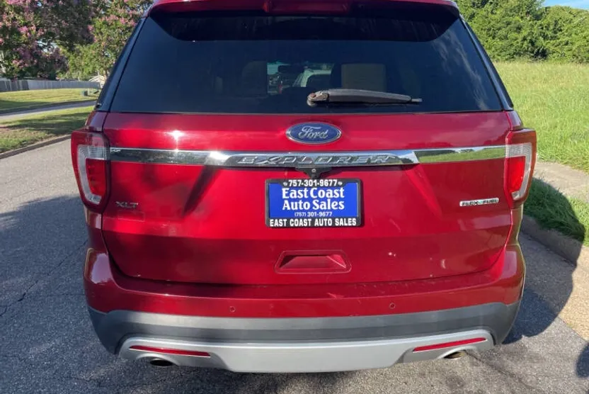 2016 Ford Explorer XLT photo 1