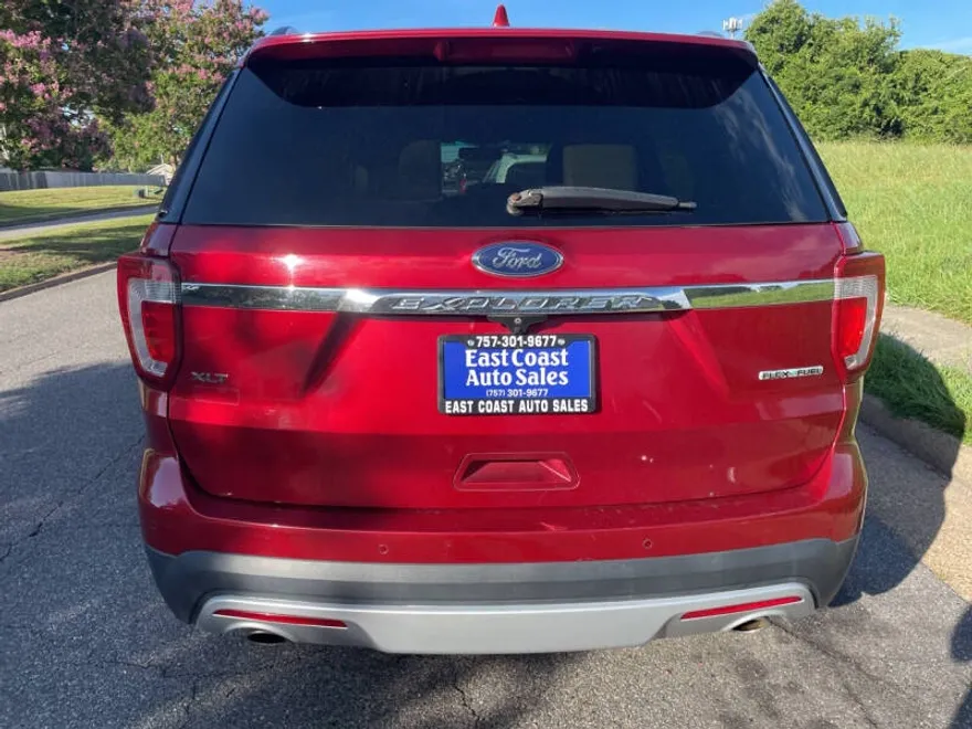 2016 Ford Explorer XLT photo 1